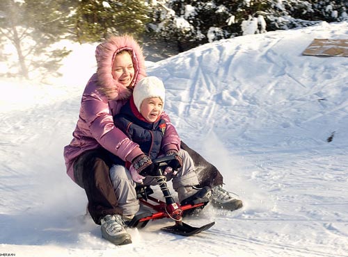 мама с ребёнком на снегокате