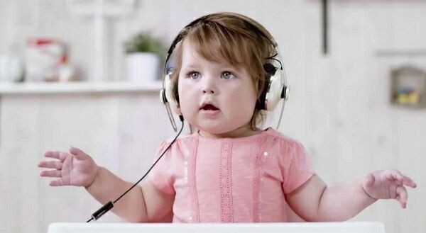 ребёнок прослушивает музыку