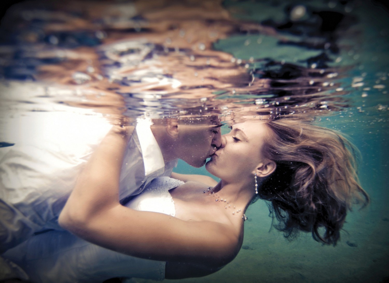 Она океан. Фотосессия в воде. Фотосессия под водой. Мужчина в воде фотосессия. Поцелуй под водой.