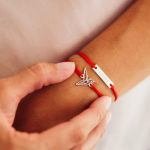 Красная нить на запястье Красная нить на запястье