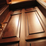 Двери из массива: преимущества и недостатки, разновидности