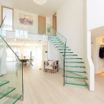 Стеклянные лестницы для коттеджа