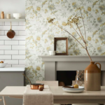 Как и где лучше выбрать модные обои и популярный декор для стен кухни?