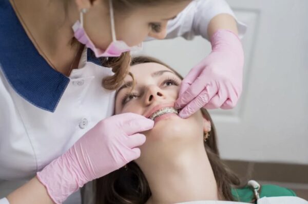 Особенности практик профильных врачей-ортодонтов и гнатологов: кому может понадобиться лечение и челюстно-лицевая хирургия