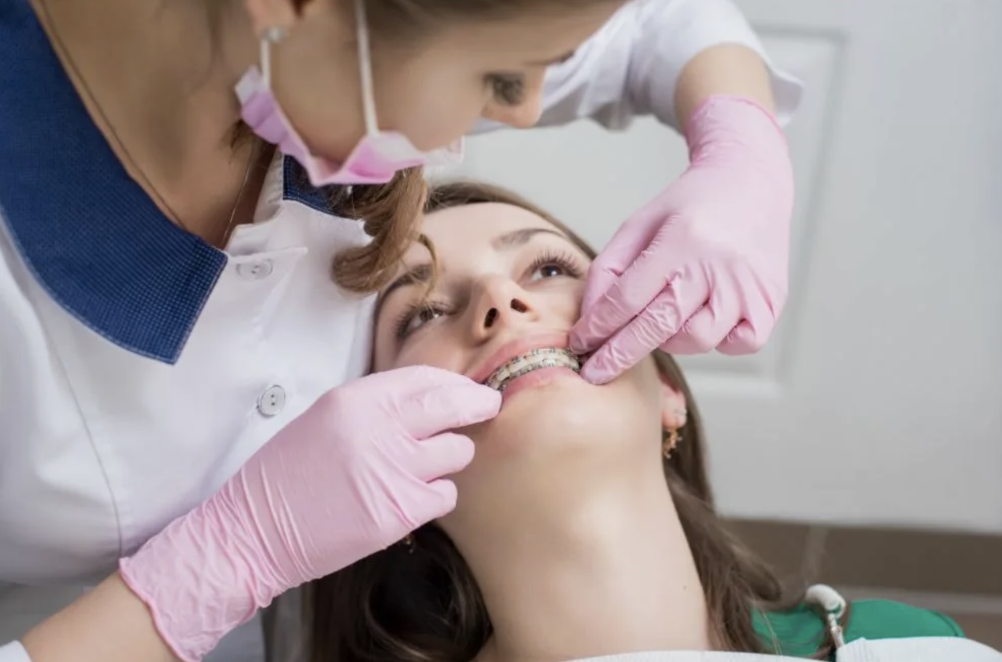 Особенности практик профильных врачей-ортодонтов и гнатологов: кому может понадобиться лечение и челюстно-лицевая хирургия