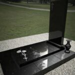 Памятники из гранита: особенности изготовления и преимущества