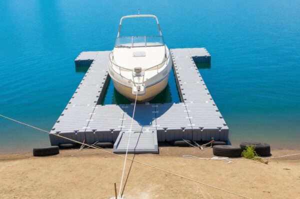 Причал для катера: как лучше организовать собственный пирс