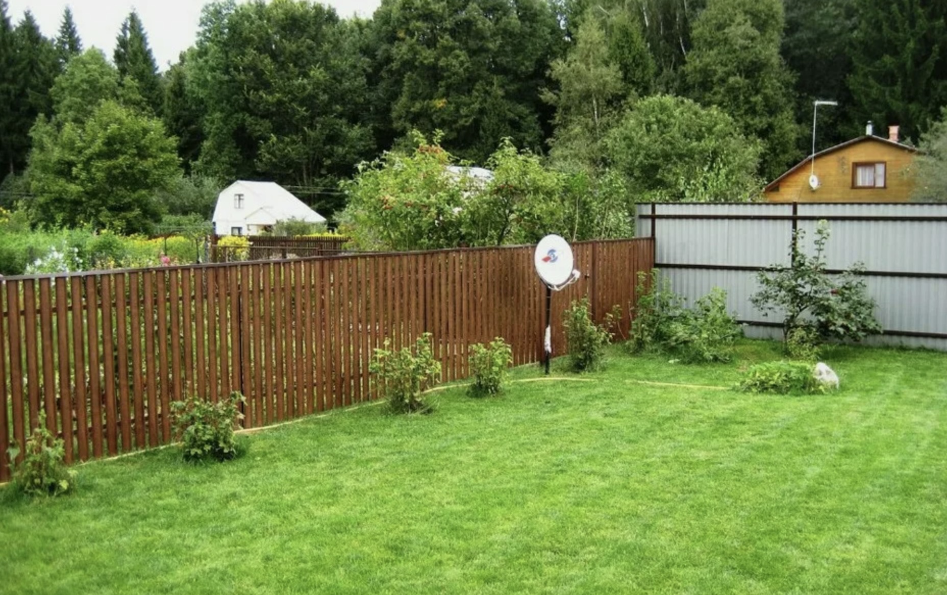 Сосед требует снести забор и баню из-за наложения границ: разбор ситуации с юристом