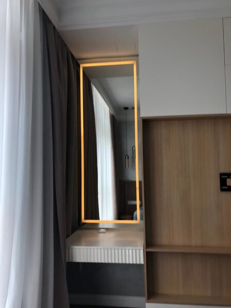 Сравнение типов зеркал для визуальных проектов обычные, с подсветкой и с фацетом