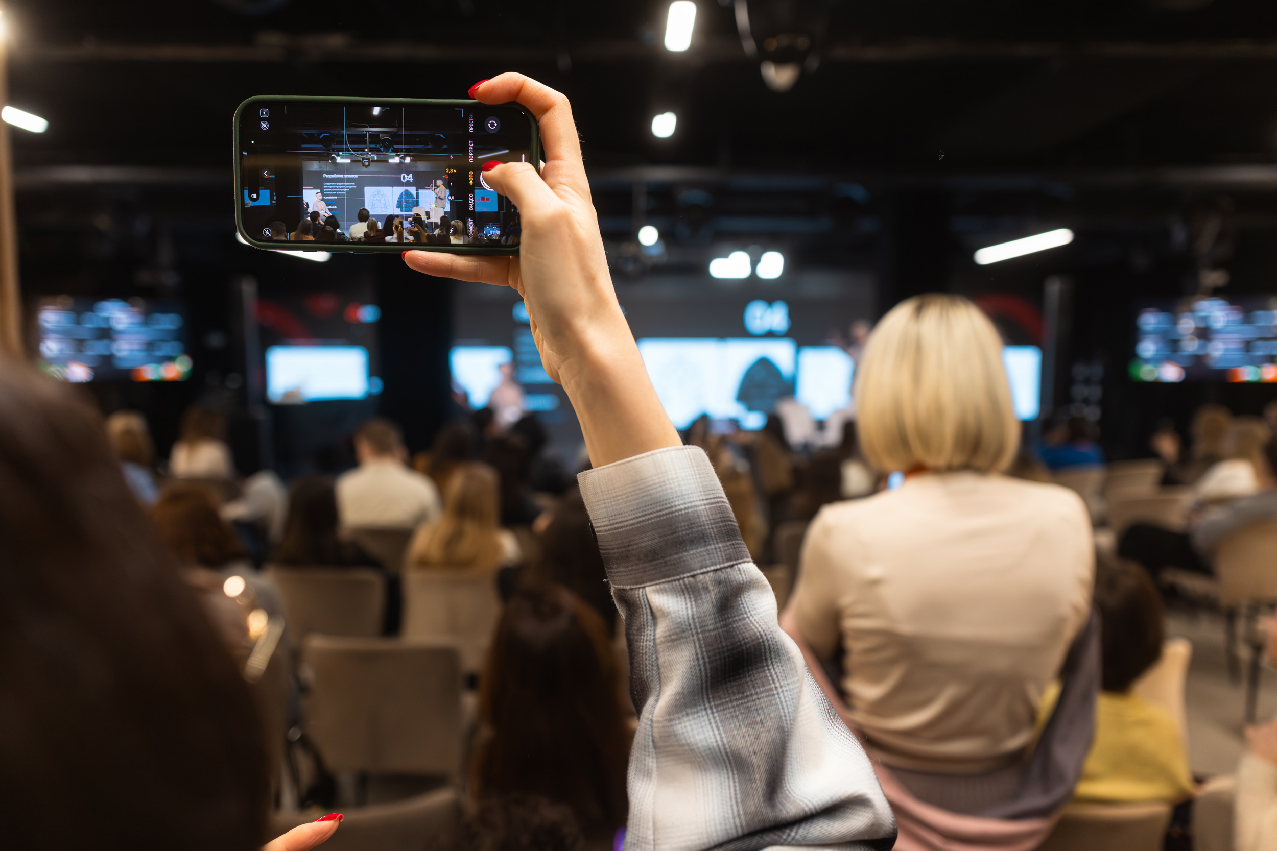 Как выбрать фотографа для репортажной и event-съёмки: практический опыт
