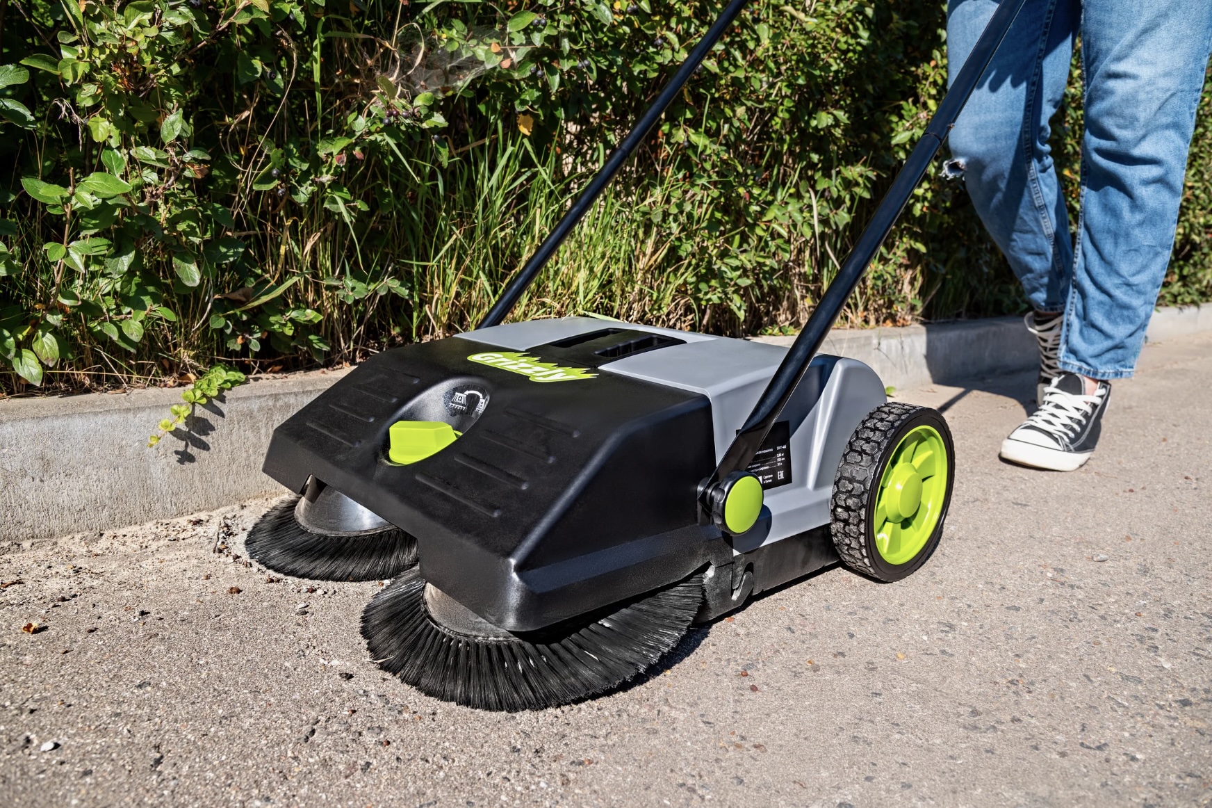 Подметальная машина vs ручного применения для сухой уборки на улице: эксперимент на примере парка